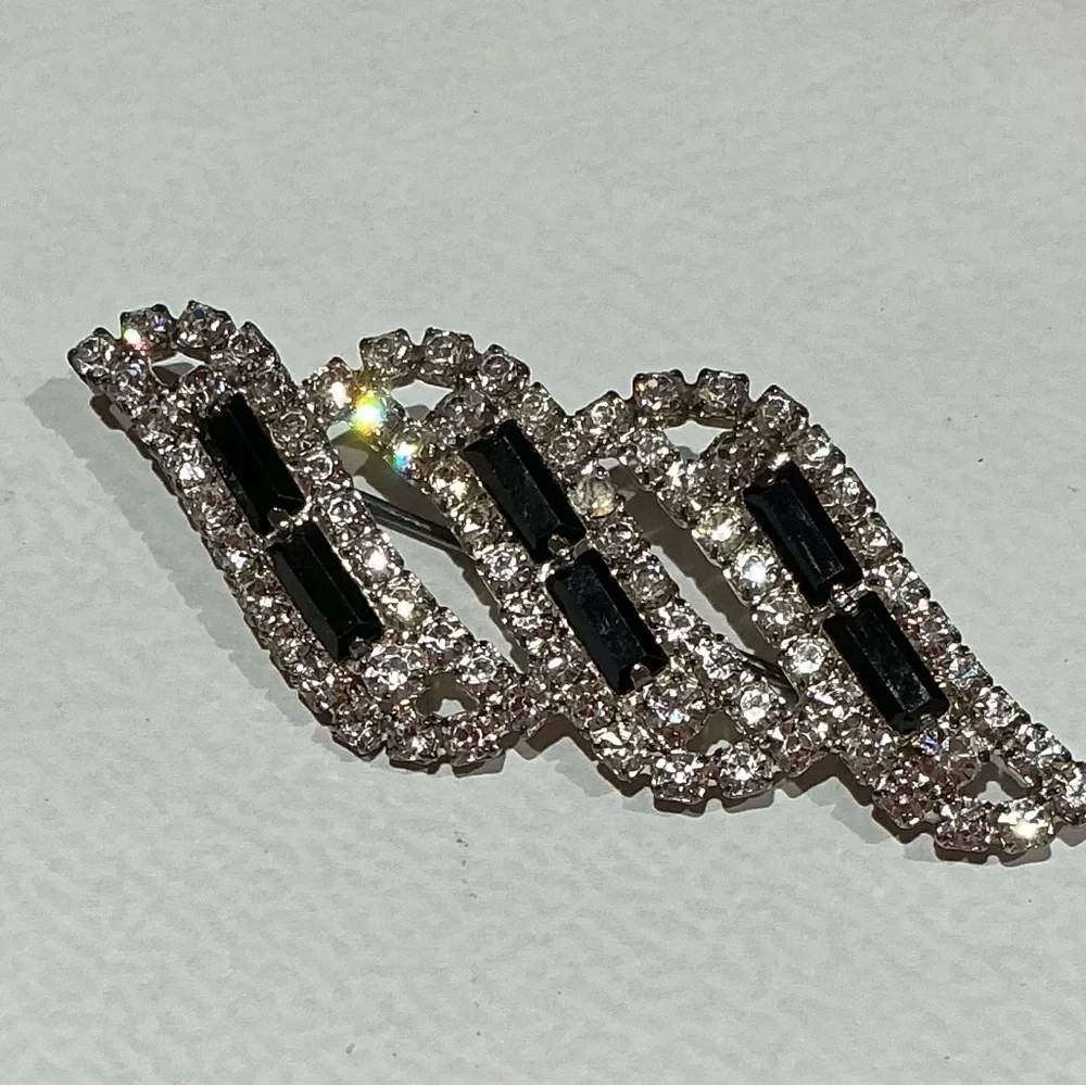 Vintage Beautiful Art Deco Black , clear crystal and Silver Rhinestone Brooch - Picture 1 of 2